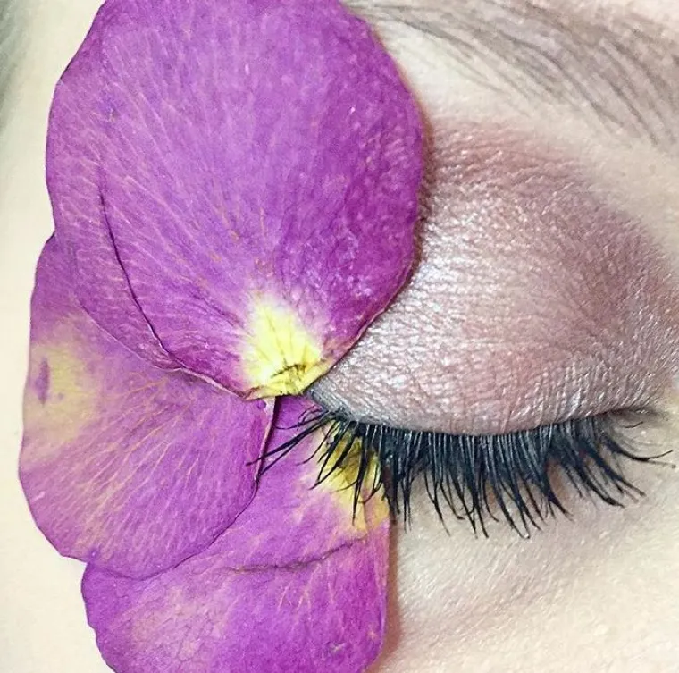 Od livade do lica: cvijeće je ovog proljeća i nakit i &scaron;minka