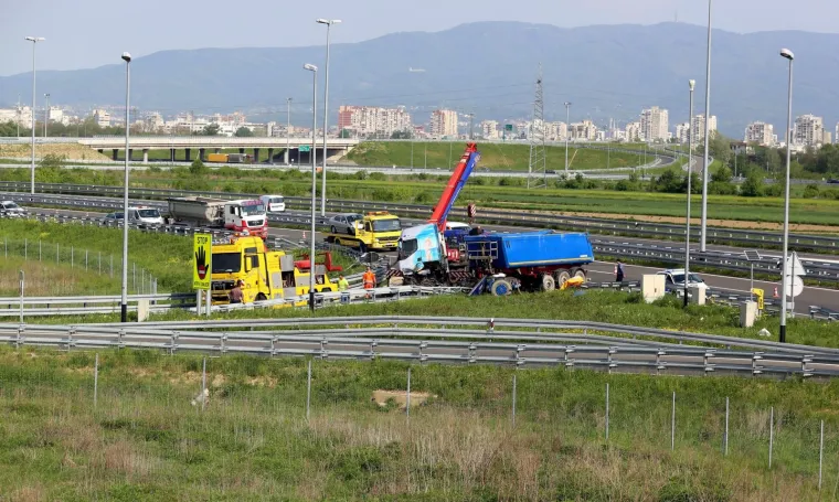 Prometna nesreća teretnog kamiona na čvoru Veliko Polje