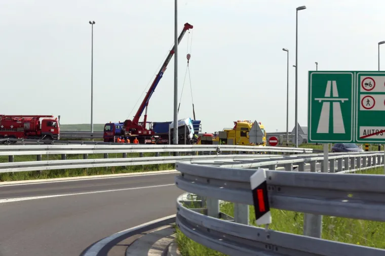 Prometna nesreća teretnog kamiona na čvoru Veliko Polje
