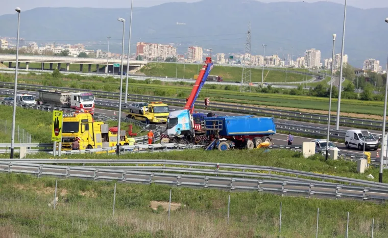 Prometna nesreća teretnog kamiona na čvoru Veliko Polje
