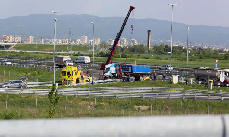 Prometna nesreća teretnog kamiona na čvoru Veliko Polje