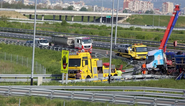 Prometna nesreća teretnog kamiona na čvoru Veliko Polje