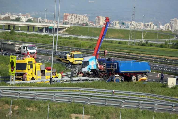 Prometna nesreća teretnog kamiona na čvoru Veliko Polje