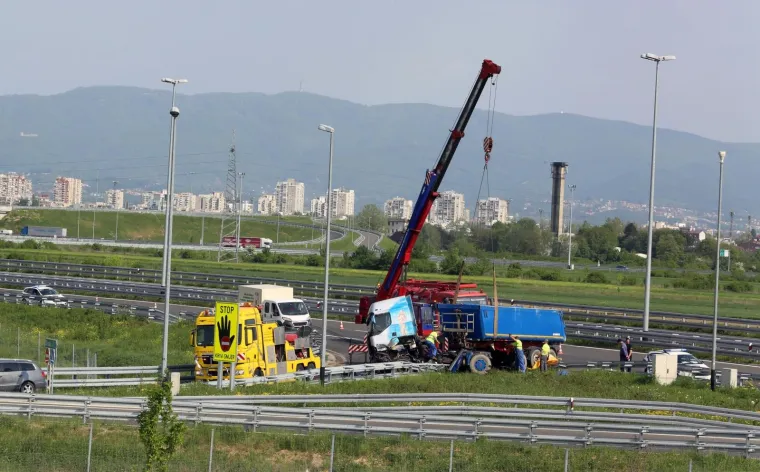 Prometna nesreća teretnog kamiona na čvoru Veliko Polje