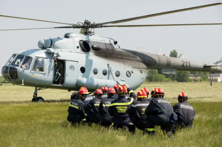 Vježba desantiranja iz helikoptera državnih interventnih vatrogasnih postrojbi