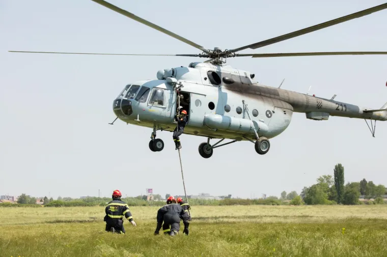 Vježba desantiranja iz helikoptera državnih interventnih vatrogasnih postrojbi