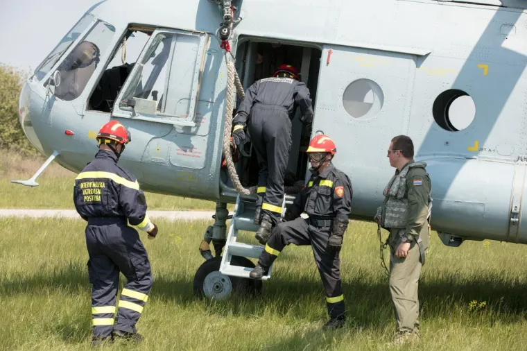 Vježba desantiranja iz helikoptera državnih interventnih vatrogasnih postrojbi