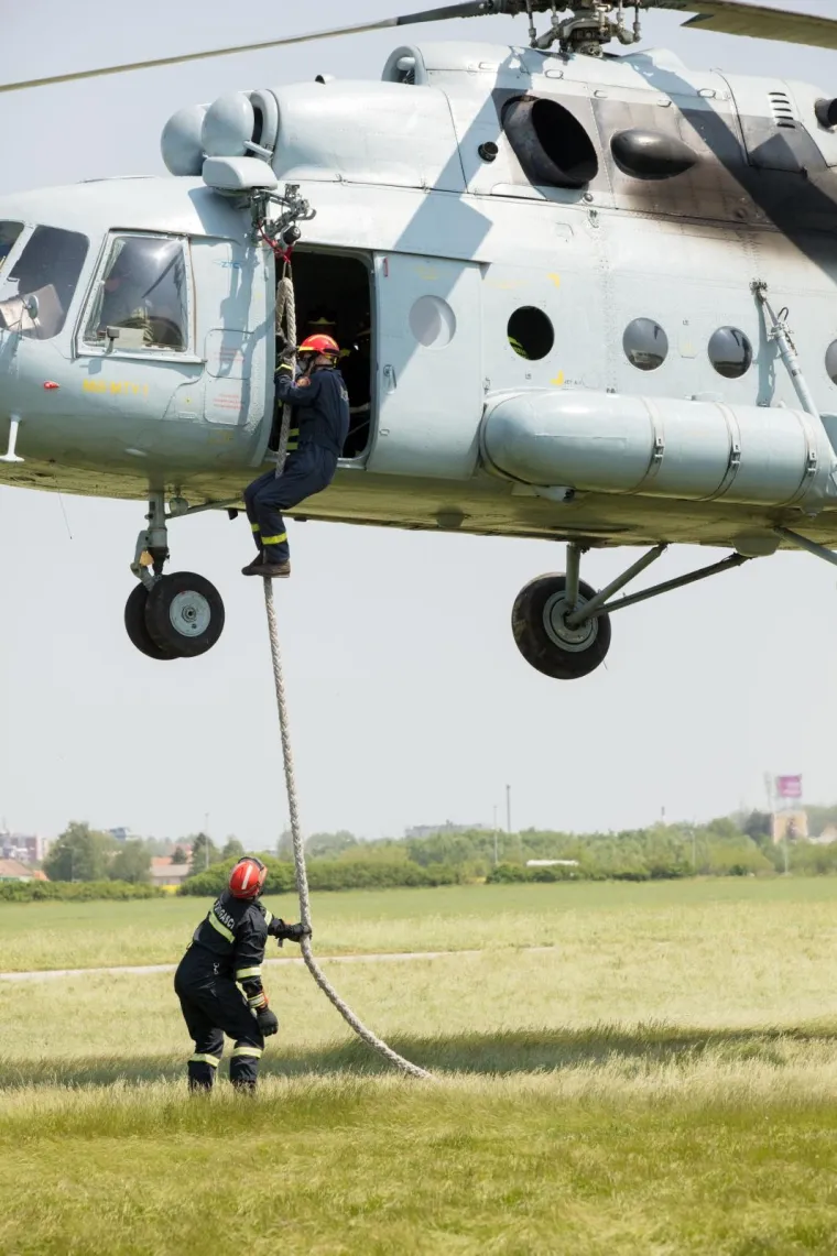 Vježba desantiranja iz helikoptera državnih interventnih vatrogasnih postrojbi