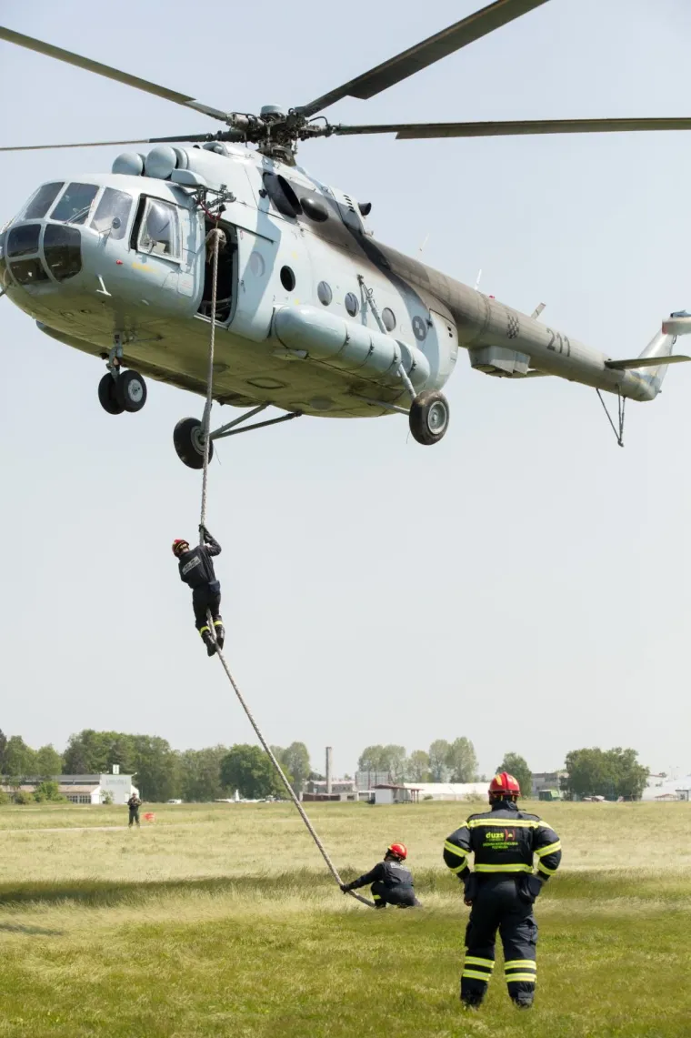 Vježba desantiranja iz helikoptera državnih interventnih vatrogasnih postrojbi