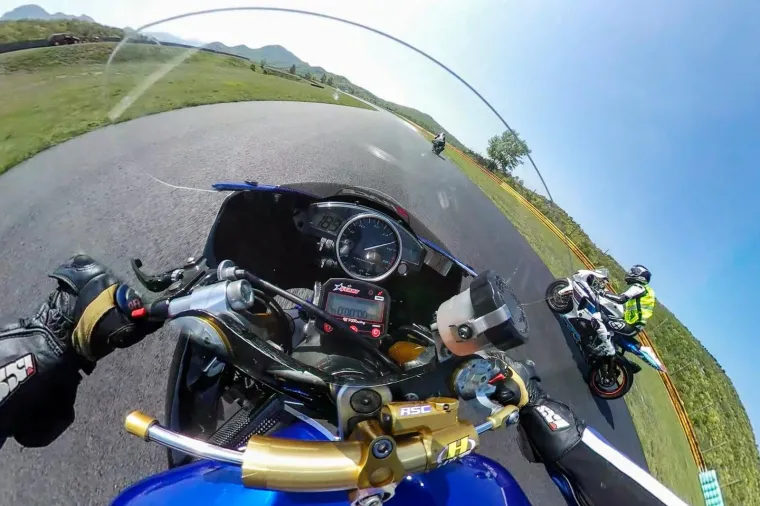 Zagrepčanin Vjekoslav Purma vozi probne krugove prije utrke kup natjecanja - King of Weekly koje se održava na Automotodromu Grobnik. Vjekoslav vozi 115 ks snaznu Yamahu R6 iz 2006-te godine i natjece se u klasi 600 ccm. U ciljnoj ravnini razvija brzinu od 279 km/h.