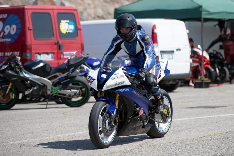 Zagrepčanin Vjekoslav Purma vozi probne krugove prije utrke kup natjecanja - King of Weekly koje se održava na Automotodromu Grobnik. Vjekoslav vozi 115 ks snaznu Yamahu R6 iz 2006-te godine i natjece se u klasi 600 ccm. U ciljnoj ravnini razvija brzinu od 279 km/h.