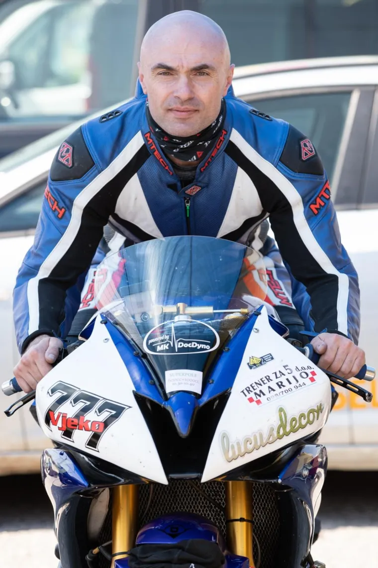 Zagrepčanin Vjekoslav Purma vozi probne krugove prije utrke kup natjecanja - King of Weekly koje se održava na Automotodromu Grobnik. Vjekoslav vozi 115 ks snaznu Yamahu R6 iz 2006-te godine i natjece se u klasi 600 ccm. U ciljnoj ravnini razvija brzinu od 279 km/h.