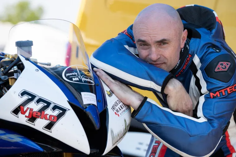 Zagrepčanin Vjekoslav Purma vozi probne krugove prije utrke kup natjecanja - King of Weekly koje se održava na Automotodromu Grobnik. Vjekoslav vozi 115 ks snaznu Yamahu R6 iz 2006-te godine i natjece se u klasi 600 ccm. U ciljnoj ravnini razvija brzinu od 279 km/h.