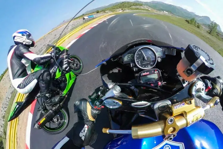 Zagrepčanin Vjekoslav Purma vozi probne krugove prije utrke kup natjecanja - King of Weekly koje se održava na Automotodromu Grobnik. Vjekoslav vozi 115 ks snaznu Yamahu R6 iz 2006-te godine i natjece se u klasi 600 ccm. U ciljnoj ravnini razvija brzinu od 279 km/h.