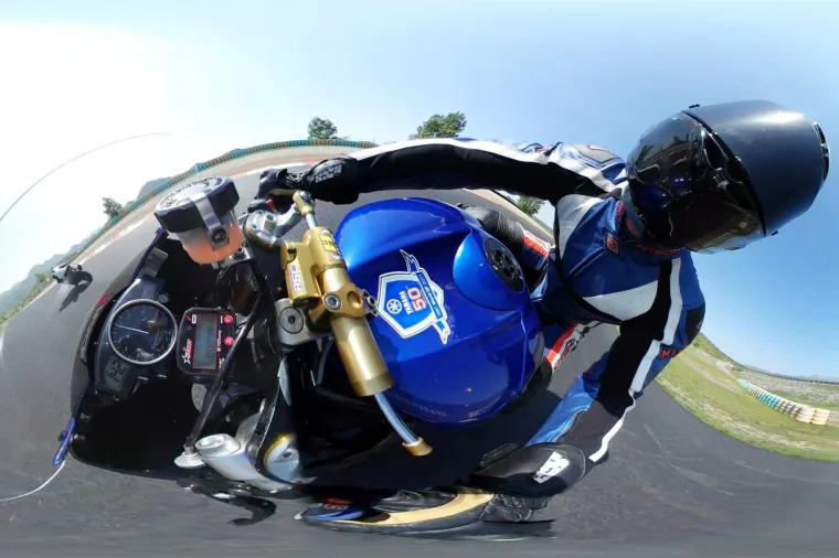 Zagrepčanin Vjekoslav Purma vozi probne krugove prije utrke kup natjecanja - King of Weekly koje se održava na Automotodromu Grobnik. Vjekoslav vozi 115 ks snaznu Yamahu R6 iz 2006-te godine i natjece se u klasi 600 ccm. U ciljnoj ravnini razvija brzinu od 279 km/h.