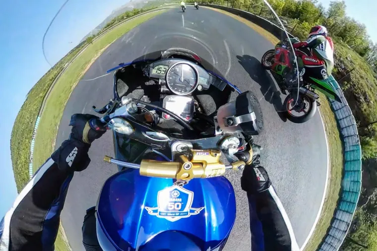 Zagrepčanin Vjekoslav Purma vozi probne krugove prije utrke kup natjecanja - King of Weekly koje se održava na Automotodromu Grobnik. Vjekoslav vozi 115 ks snaznu Yamahu R6 iz 2006-te godine i natjece se u klasi 600 ccm. U ciljnoj ravnini razvija brzinu od 279 km/h.