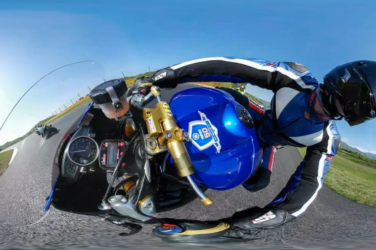 Zagrepčanin Vjekoslav Purma vozi probne krugove prije utrke kup natjecanja - King of Weekly koje se održava na Automotodromu Grobnik. Vjekoslav vozi 115 ks snaznu Yamahu R6 iz 2006-te godine i natjece se u klasi 600 ccm. U ciljnoj ravnini razvija brzinu od 279 km/h.