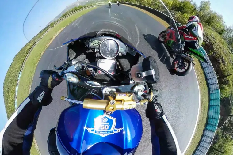 Zagrepčanin Vjekoslav Purma vozi probne krugove prije utrke kup natjecanja - King of Weekly koje se održava na Automotodromu Grobnik. Vjekoslav vozi 115 ks snaznu Yamahu R6 iz 2006-te godine i natjece se u klasi 600 ccm. U ciljnoj ravnini razvija brzinu od 279 km/h.