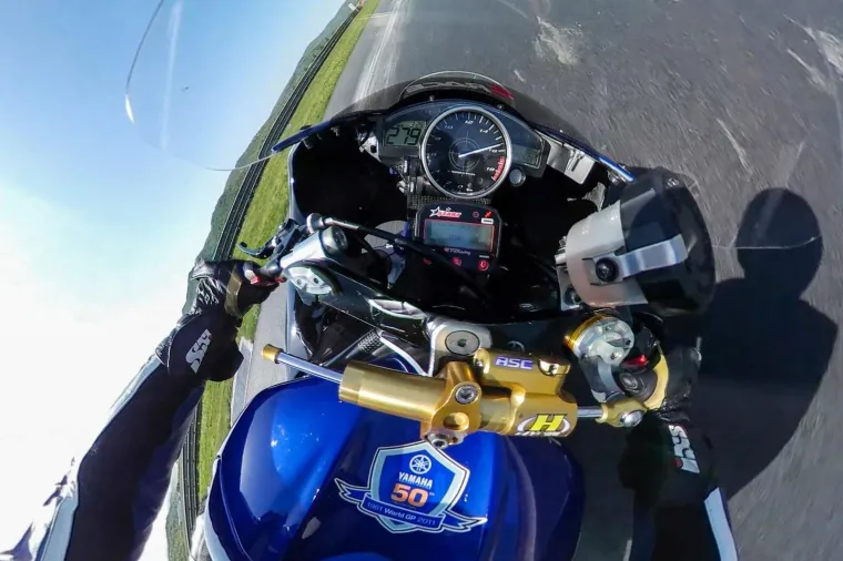 Zagrepčanin Vjekoslav Purma vozi probne krugove prije utrke kup natjecanja - King of Weekly koje se održava na Automotodromu Grobnik. Vjekoslav vozi 115 ks snaznu Yamahu R6 iz 2006-te godine i natjece se u klasi 600 ccm. U ciljnoj ravnini razvija brzinu od 279 km/h.