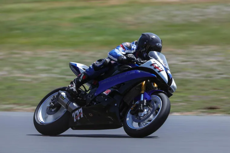 Zagrepčanin Vjekoslav Purma vozi probne krugove prije utrke kup natjecanja - King of Weekly koje se održava na Automotodromu Grobnik. Vjekoslav vozi 115 ks snaznu Yamahu R6 iz 2006-te godine i natjece se u klasi 600 ccm. U ciljnoj ravnini razvija brzinu od 279 km/h.