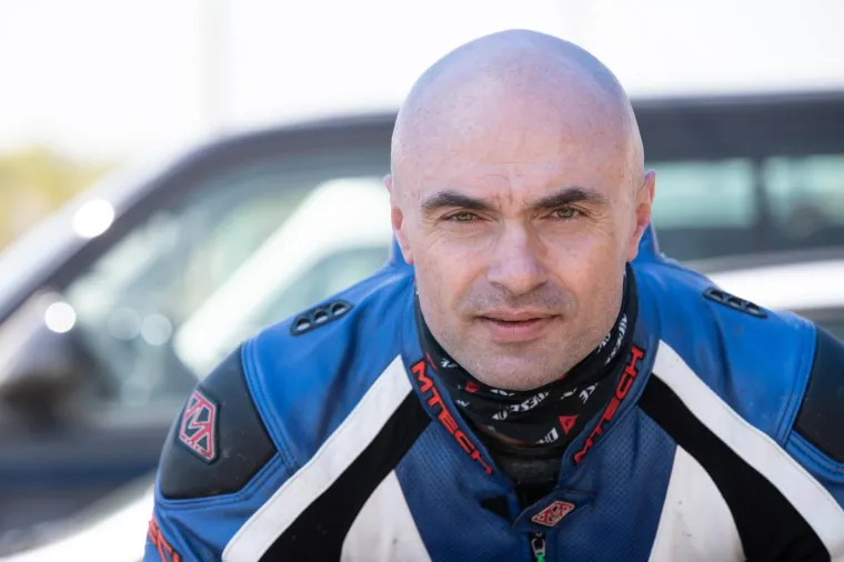 Zagrepčanin Vjekoslav Purma vozi probne krugove prije utrke kup natjecanja - King of Weekly koje se održava na Automotodromu Grobnik. Vjekoslav vozi 115 ks snaznu Yamahu R6 iz 2006-te godine i natjece se u klasi 600 ccm. U ciljnoj ravnini razvija brzinu od 279 km/h.