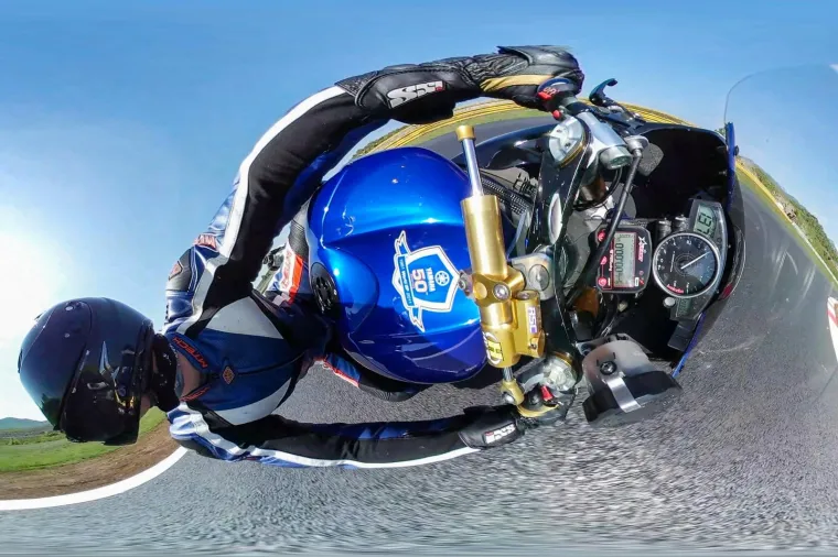 Zagrepčanin Vjekoslav Purma vozi probne krugove prije utrke kup natjecanja - King of Weekly koje se održava na Automotodromu Grobnik. Vjekoslav vozi 115 ks snaznu Yamahu R6 iz 2006-te godine i natjece se u klasi 600 ccm. U ciljnoj ravnini razvija brzinu od 279 km/h.