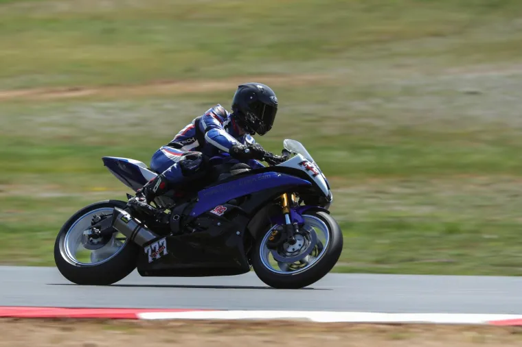 Zagrepčanin Vjekoslav Purma vozi probne krugove prije utrke kup natjecanja - King of Weekly koje se održava na Automotodromu Grobnik. Vjekoslav vozi 115 ks snaznu Yamahu R6 iz 2006-te godine i natjece se u klasi 600 ccm. U ciljnoj ravnini razvija brzinu od 279 km/h.