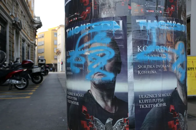 Rijeka: plavim sprejem i&scaron;arani plakati koji najavljuju koncert Marka Perkovića Thompsona