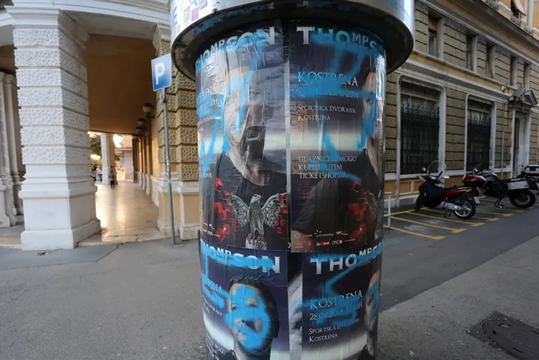 Rijeka: plavim sprejem i&scaron;arani plakati koji najavljuju koncert Marka Perkovića Thompsona