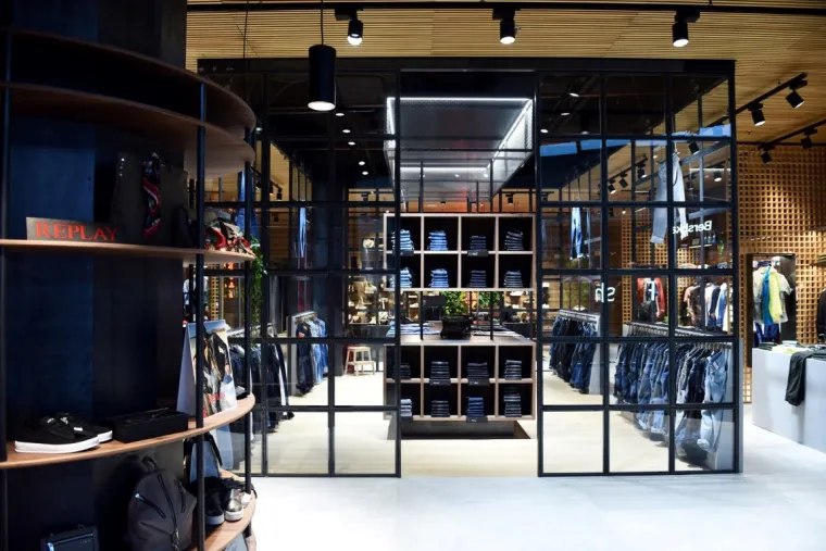 Osim toga, na sredini trgovine je takozvani Denim Bar s pažljivo složenim trapericama.