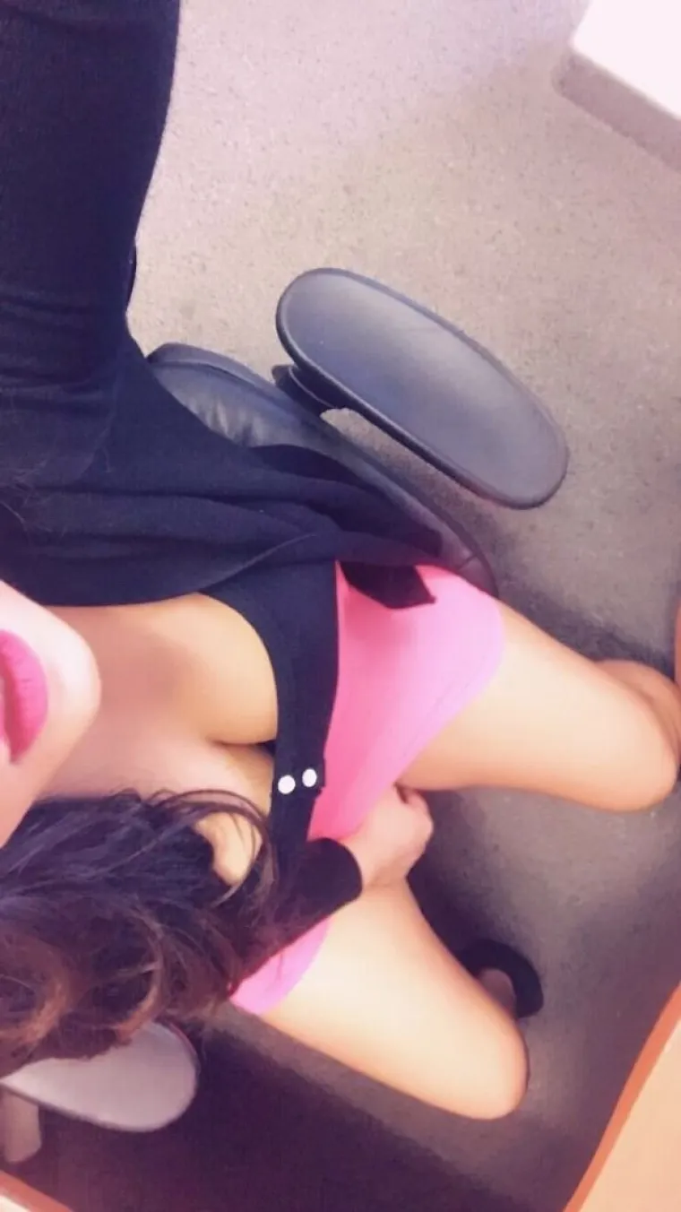 STIGLO SUNCE PA SE KOLEGICE MALO OPUSTILE: Dodu&scaron;e, ni +40 ne bi opravdao ovakav dress code