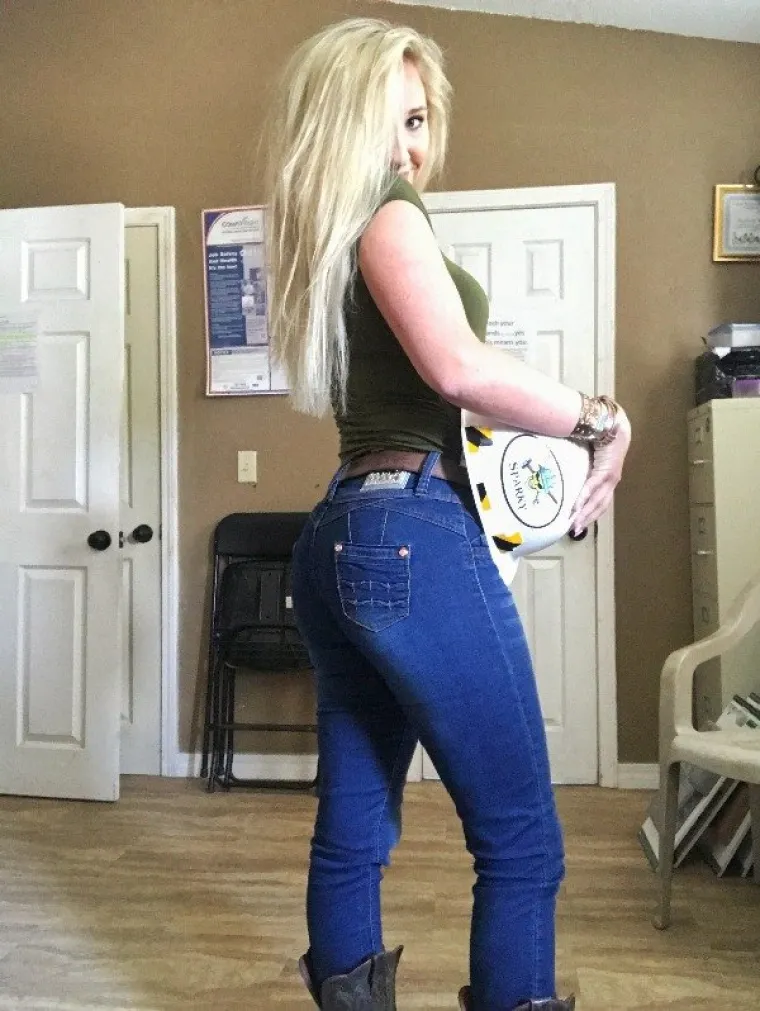 STIGLO SUNCE PA SE KOLEGICE MALO OPUSTILE: Dodu&scaron;e, ni +40 ne bi opravdao ovakav dress code