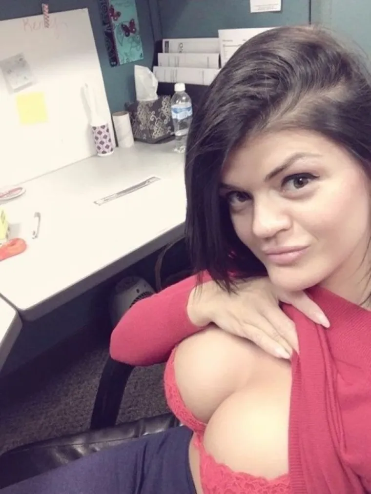 STIGLO SUNCE PA SE KOLEGICE MALO OPUSTILE: Dodu&scaron;e, ni +40 ne bi opravdao ovakav dress code