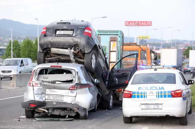 26.04.2018., Zagreb - Sudar dva osobna automobila i kamiona s prikolicom na Ljubljanskoj aveniji u smjeru istoka nakon Jankomirskog mosta. 
Photo: Luka Stanzl/PIXSELL