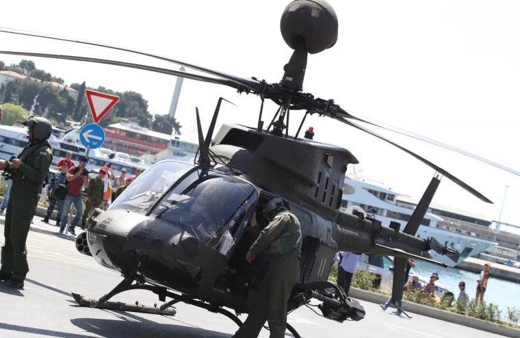 Helikopter se spustio na istočni dio Rive blizu spomenika Franji Tuđmanu