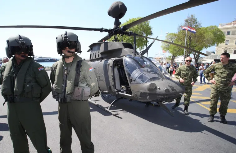 POGLEDAJTE SLIJETANJE HELIKOPTERA NA SPLITSKU RIVU: I raketna topovnjača uplovila u luku