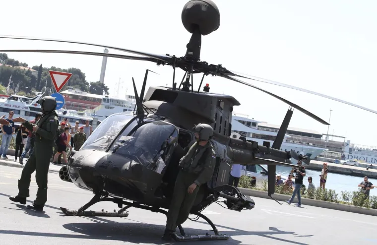 POGLEDAJTE SLIJETANJE HELIKOPTERA NA SPLITSKU RIVU: I raketna topovnjača uplovila u luku