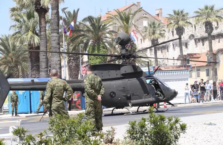 POGLEDAJTE SLIJETANJE HELIKOPTERA NA SPLITSKU RIVU: I raketna topovnjača uplovila u luku
