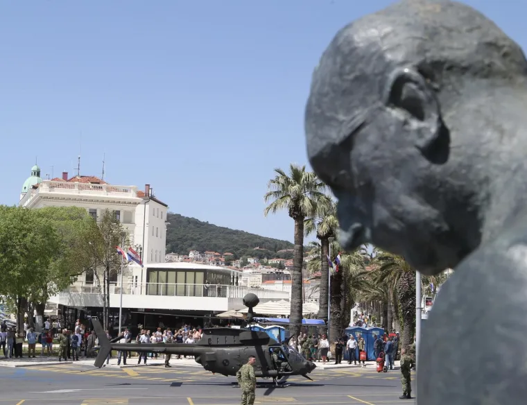 POGLEDAJTE SLIJETANJE HELIKOPTERA NA SPLITSKU RIVU: I raketna topovnjača uplovila u luku