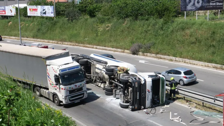 DRAMATIČNI PRIZORI KOD SPLITA: Na rotoru Bilice prevrnula se cisterna