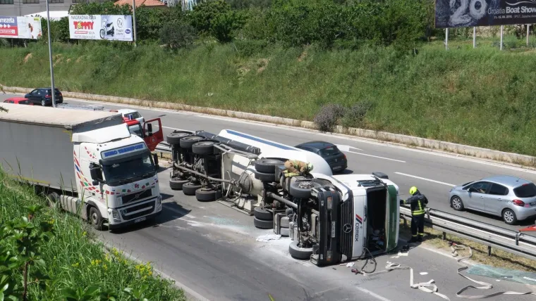 DRAMATIČNI PRIZORI KOD SPLITA: Na rotoru Bilice prevrnula se cisterna