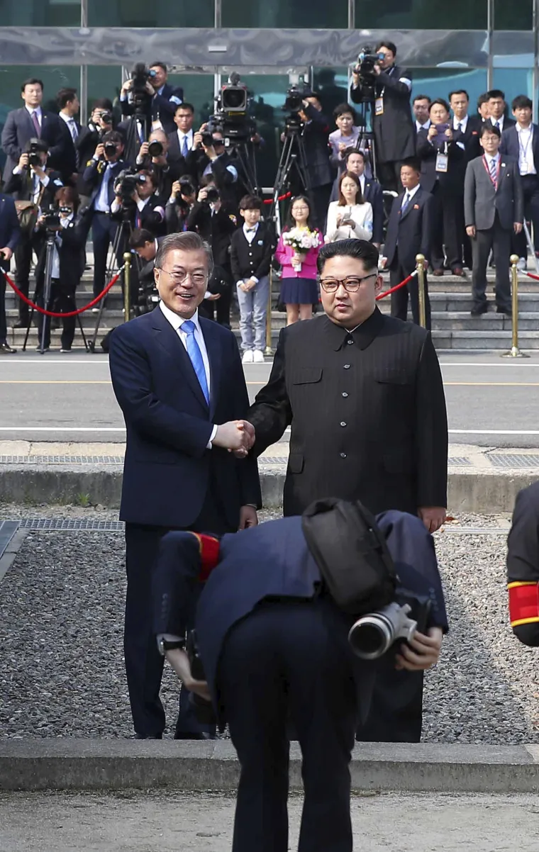 Povijesni trenutak prelaska linije razdvajanja dviju Koreja obilježilo i Kimovo osiguranje