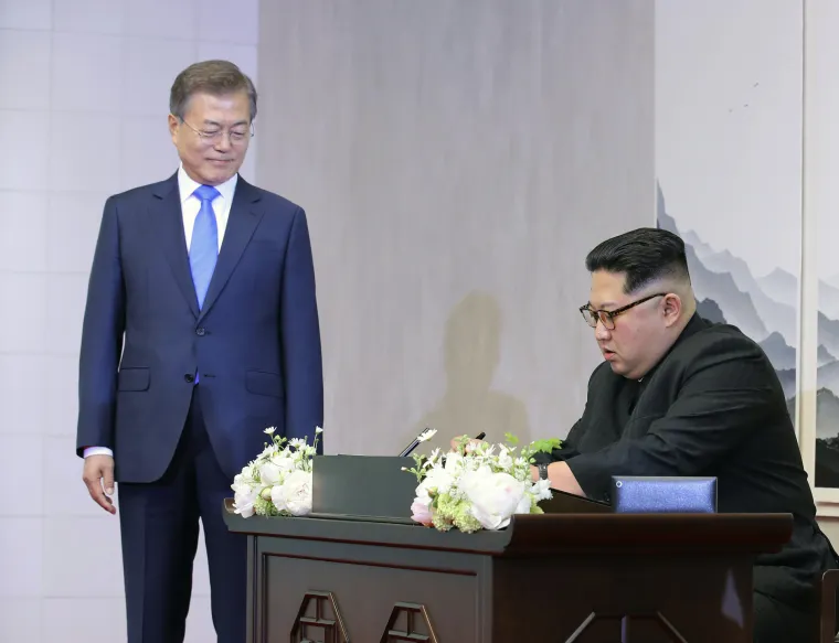 Povijesni trenutak prelaska linije razdvajanja dviju Koreja obilježilo i Kimovo osiguranje