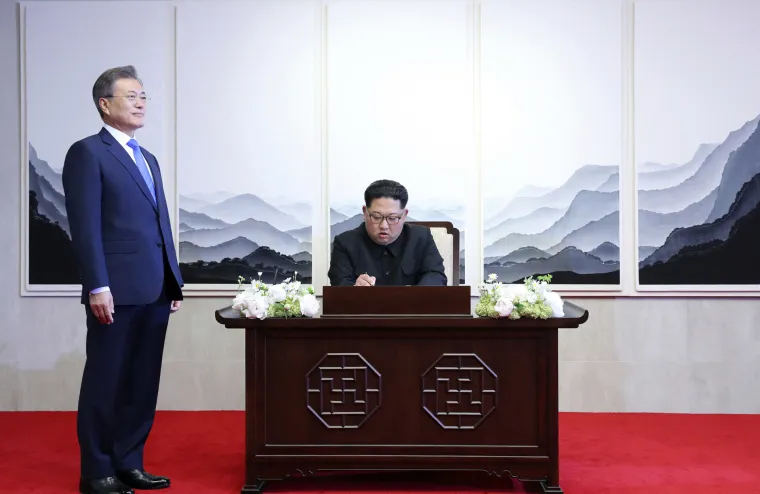 Povijesni trenutak prelaska linije razdvajanja dviju Koreja obilježilo i Kimovo osiguranje