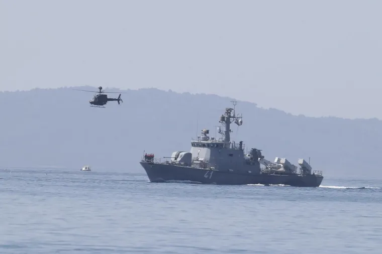 U povodu oblježavanja 27. godisnjice osnutka 4. Gardijske brigade helikopter Kiowa Warrior sletio pored gradske luke na vrhu splitske Rive.