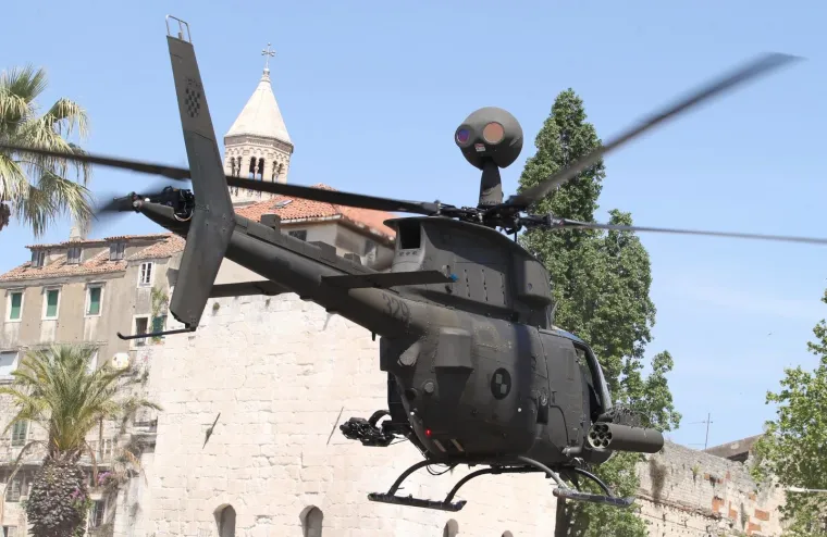 U povodu oblježavanja 27. godisnjice osnutka 4. Gardijske brigade helikopter Kiowa Warrior sletio pored gradske luke na vrhu splitske Rive.