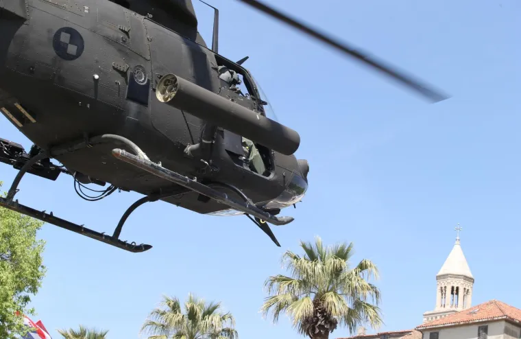 U povodu oblježavanja 27. godisnjice osnutka 4. Gardijske brigade helikopter Kiowa Warrior sletio pored gradske luke na vrhu splitske Rive.