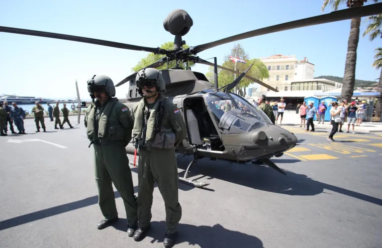 U povodu oblježavanja 27. godisnjice osnutka 4. Gardijske brigade helikopter Kiowa Warrior sletio pored gradske luke na vrhu splitske Rive.