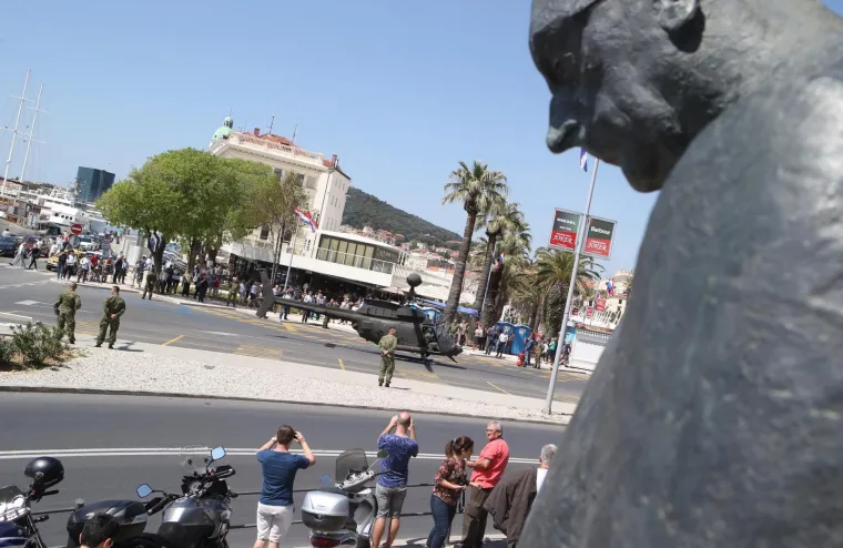 U povodu oblježavanja 27. godisnjice osnutka 4. Gardijske brigade helikopter Kiowa Warrior sletio pored gradske luke na vrhu splitske Rive.