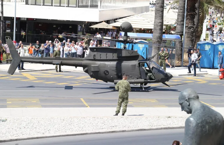 U povodu oblježavanja 27. godisnjice osnutka 4. Gardijske brigade helikopter Kiowa Warrior sletio pored gradske luke na vrhu splitske Rive.